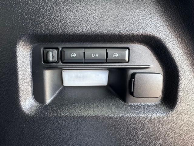 Photo of 2022 Agate Black Metallic Ford Explorer