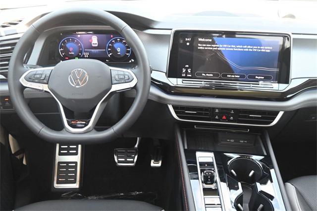 Photo of 2025 Pure White Volkswagen Atlas