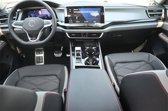 Photo of 2025 Pure White Volkswagen Atlas