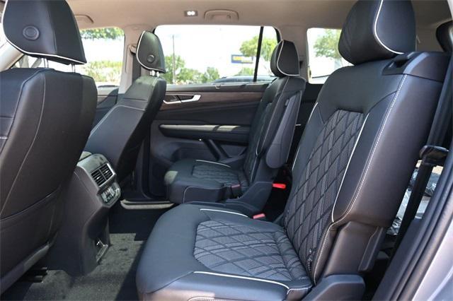 Photo of 2025 Silver Mist Metallic Volkswagen Atlas