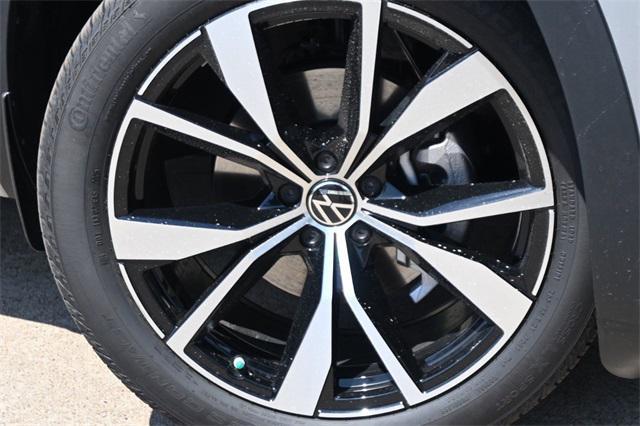 Photo of 2025 Silver Mist Metallic Volkswagen Atlas