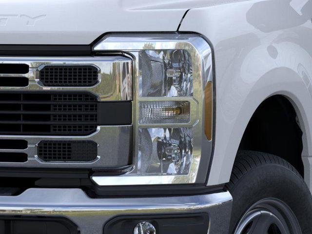 Photo of 2025 Oxford White Ford F-350