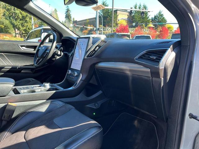 Photo of 2022 Iconic Silver Metallic Ford Edge