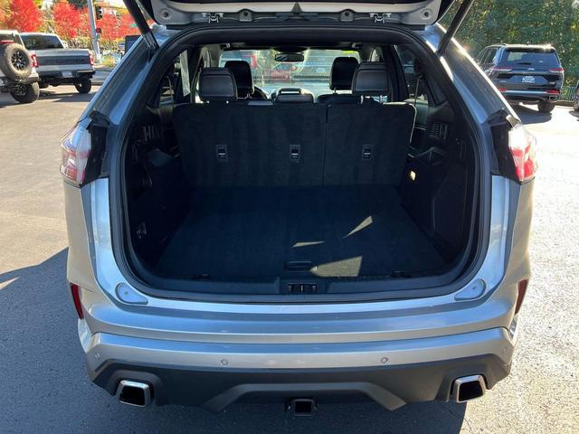 Photo of 2022 Iconic Silver Metallic Ford Edge