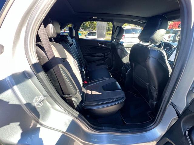 Photo of 2022 Iconic Silver Metallic Ford Edge