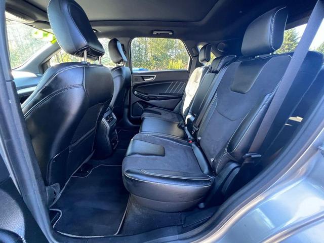 Photo of 2022 Iconic Silver Metallic Ford Edge