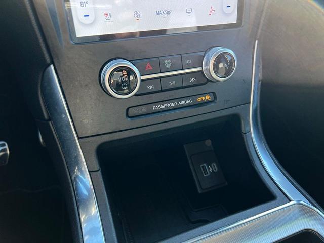 Photo of 2022 Iconic Silver Metallic Ford Edge