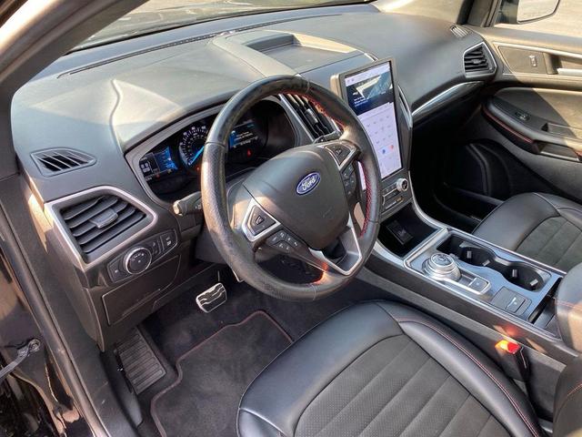Photo of 2022 Agate Black Metallic Ford Edge