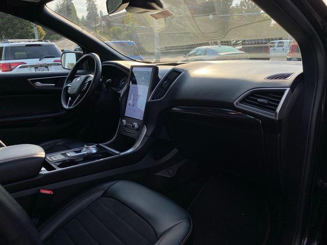 Photo of 2022 Agate Black Metallic Ford Edge