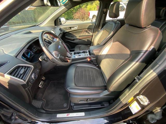 Photo of 2022 Agate Black Metallic Ford Edge