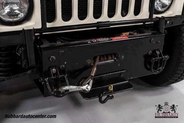 Photo of 1995 Gloss White Am General Hummer
