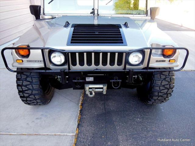 Photo of 2001 Metallic Pewter Am General Hummer