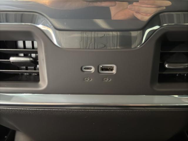 Photo of 2025 Summit White GMC Sierra 2500