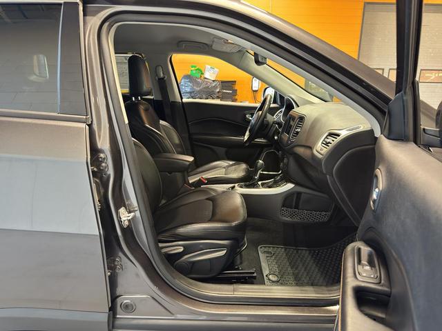 Photo of 2019 Granite Crystal Metallic Clearcoat Jeep Compass
