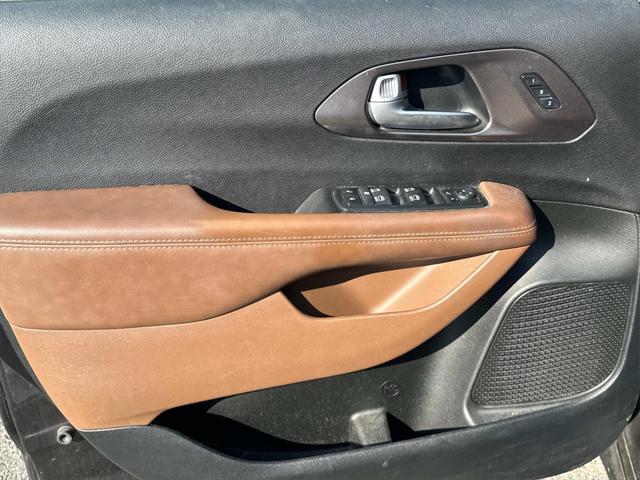Photo of 2017 Brilliant Black Crystal Pearlcoat Chrysler Pacifica