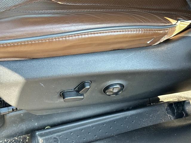 Photo of 2017 Brilliant Black Crystal Pearlcoat Chrysler Pacifica