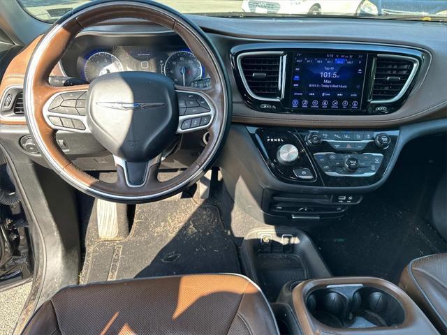 Photo of 2017 Brilliant Black Crystal Pearlcoat Chrysler Pacifica