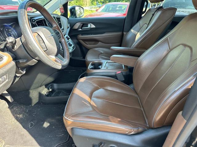 Photo of 2017 Brilliant Black Crystal Pearlcoat Chrysler Pacifica