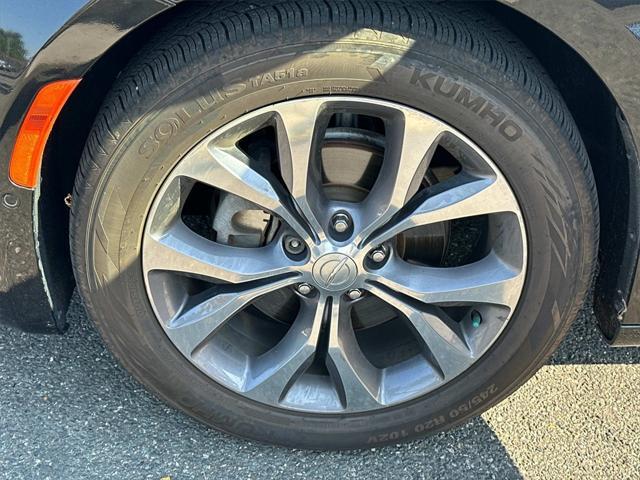 Photo of 2017 Brilliant Black Crystal Pearlcoat Chrysler Pacifica