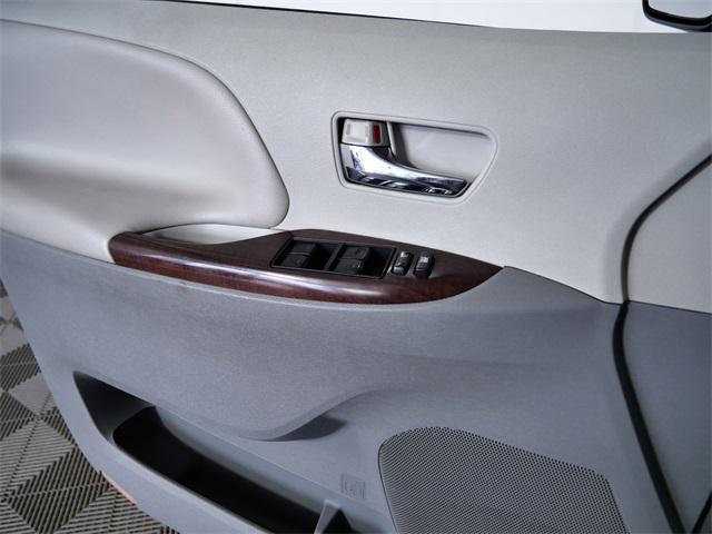 Photo of 2013 Silver Sky Metallic Toyota Sienna