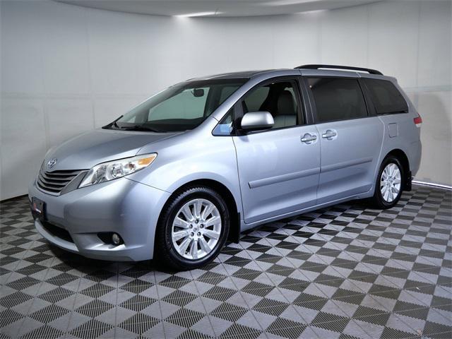 Photo of 2013 Silver Sky Metallic Toyota Sienna