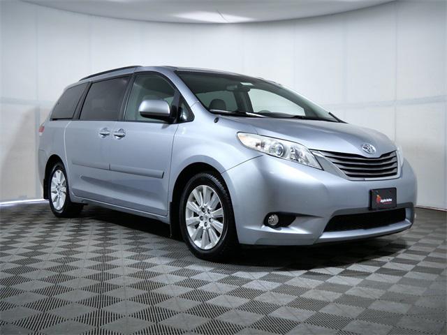 Photo of 2013 Silver Sky Metallic Toyota Sienna