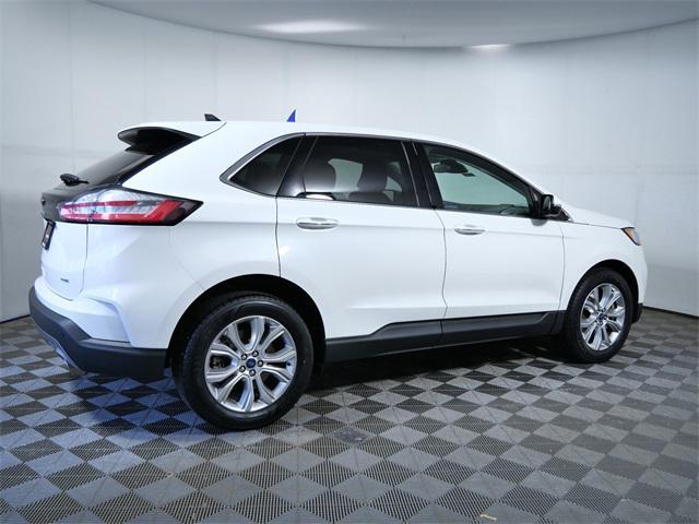 Photo of 2022 White Metallic Ford Edge