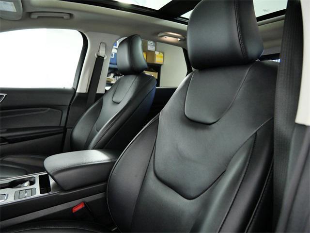 Photo of 2022 White Metallic Ford Edge