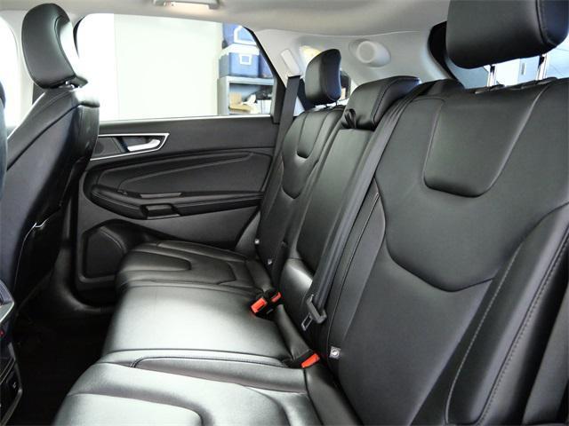 Photo of 2022 White Metallic Ford Edge