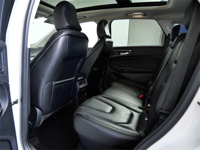 Photo of 2022 White Metallic Ford Edge