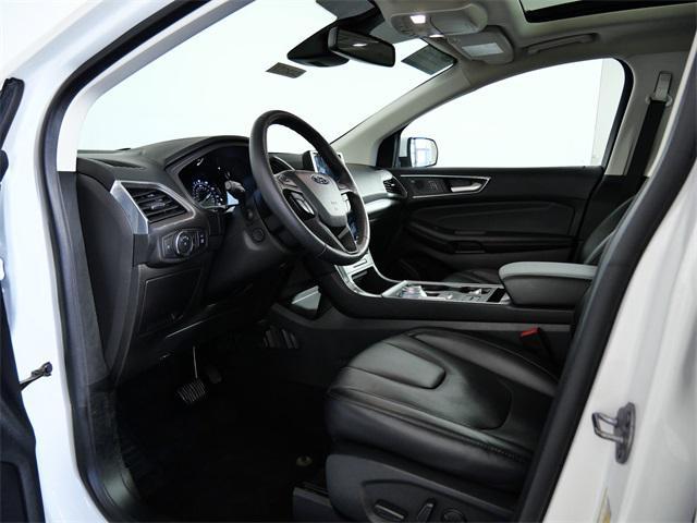 Photo of 2022 White Metallic Ford Edge