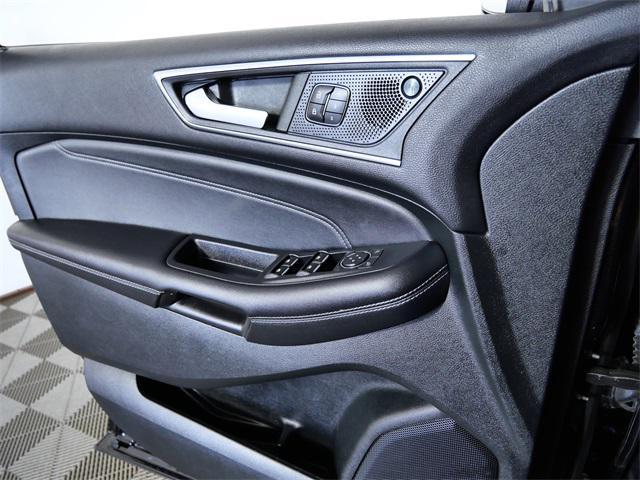 Photo of 2022 Agate Black Metallic Ford Edge