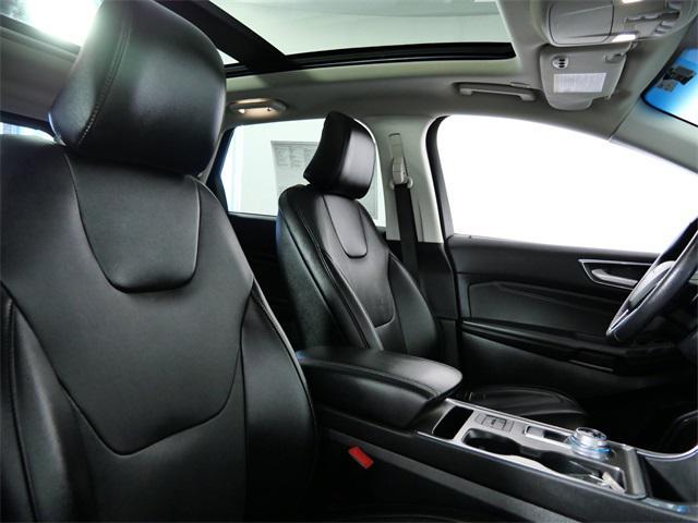 Photo of 2022 Agate Black Metallic Ford Edge