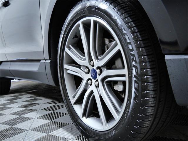 Photo of 2022 Agate Black Metallic Ford Edge