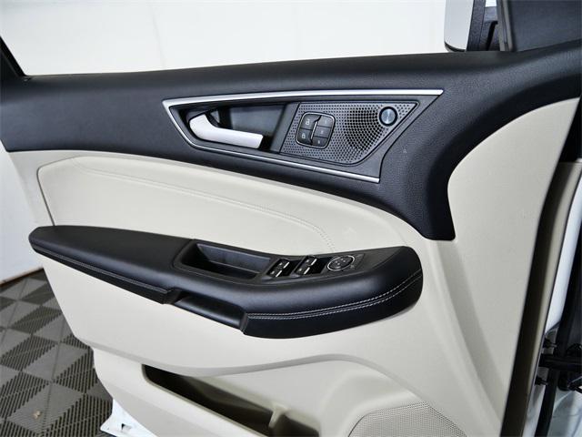 Photo of 2022 Star White Metallic Tri-Coat Ford Edge