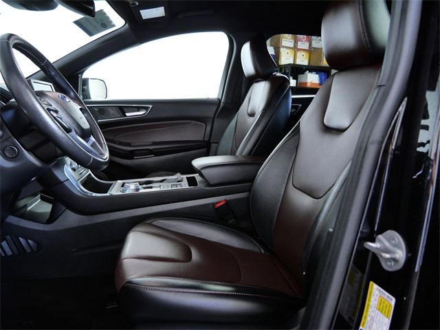 Photo of 2022 Black Metallic Ford Edge