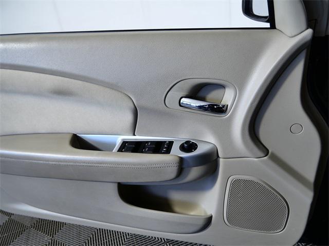 Photo of 2013 Black Clearcoat Chrysler 200