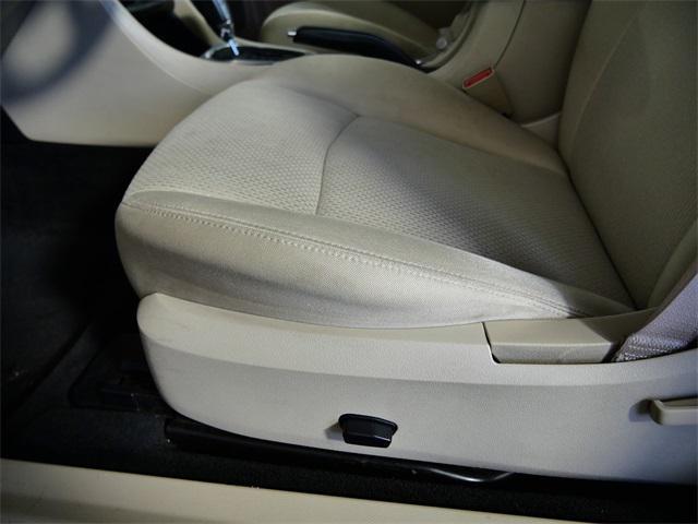 Photo of 2013 Black Clearcoat Chrysler 200