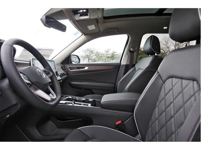 Photo of 2025 Deep Black Pearl Effect Volkswagen Atlas