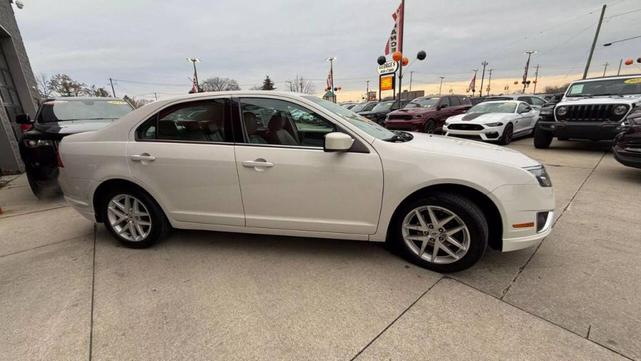 Photo of 2010 White Ford Fusion