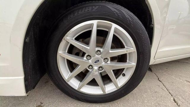 Photo of 2010 White Ford Fusion