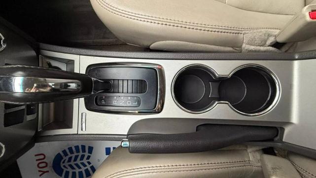 Photo of 2010 White Ford Fusion