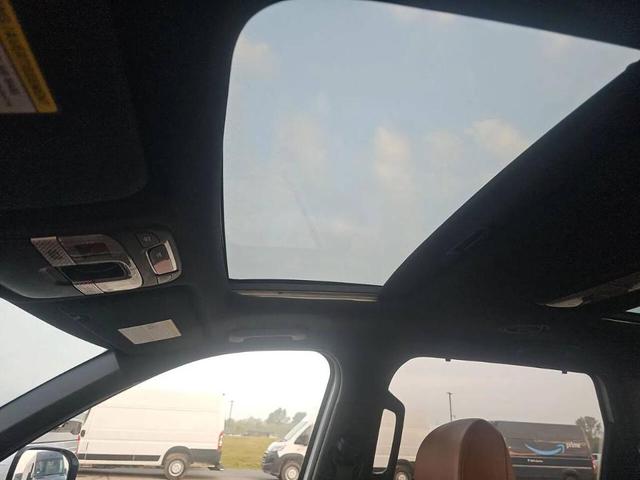 Photo of 2023 White Kia Telluride