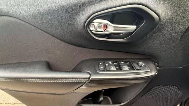 Photo of 2014 Beige Jeep Cherokee