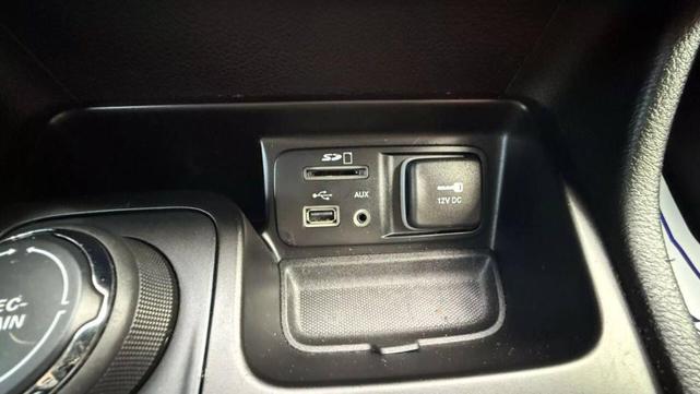 Photo of 2014 Beige Jeep Cherokee