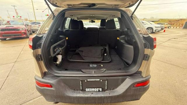 Photo of 2014 Beige Jeep Cherokee