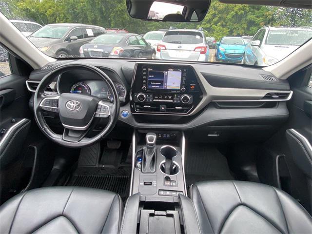 Photo of 2022 White Toyota Highlander Hybrid