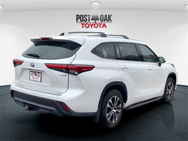 Photo of 2022 White Toyota Highlander Hybrid