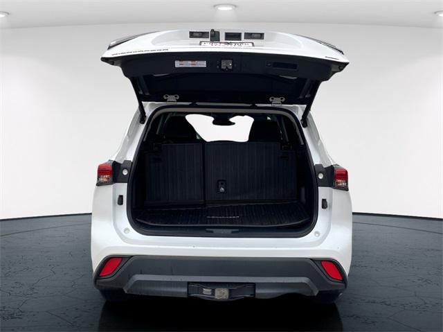 Photo of 2022 White Toyota Highlander Hybrid