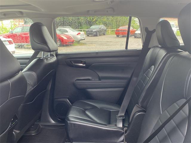 Photo of 2022 White Toyota Highlander Hybrid